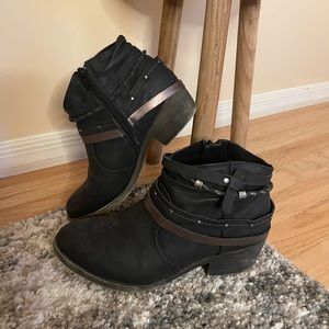 SO womens black booties.